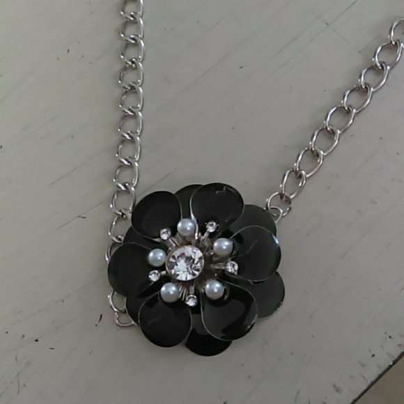 Flower short necklace - Picture 1 of 2
